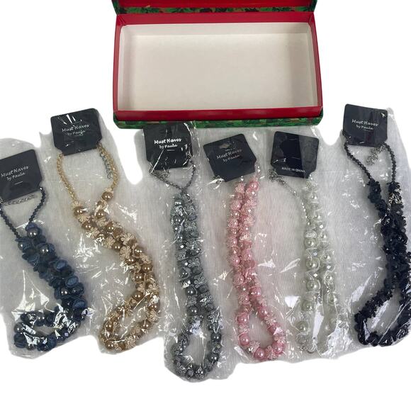 New Christmas Holly Fabric Gift Box of 6 Faux Pearl Lace Womens Necklaces - Picture 3 of 7